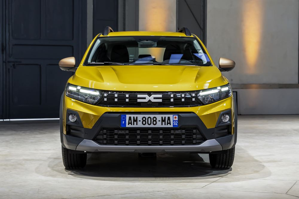 La berline polyvalente typée outdoor Dacia Sandero Stepway s'offre une nouvelle calandre