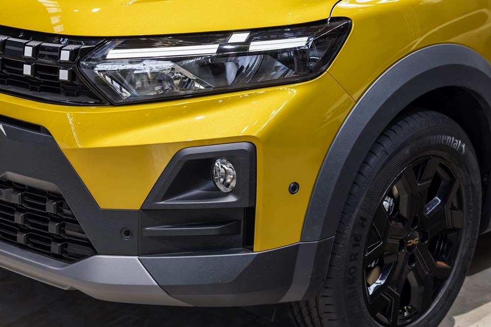 La berline polyvalente typée outdoor Dacia Sandero Stepway s'offre une nouvelle calandre