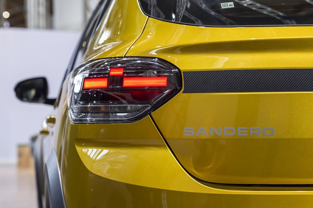 La berline polyvalente typée outdoor Dacia Sandero Stepway s'offre une nouvelle calandre