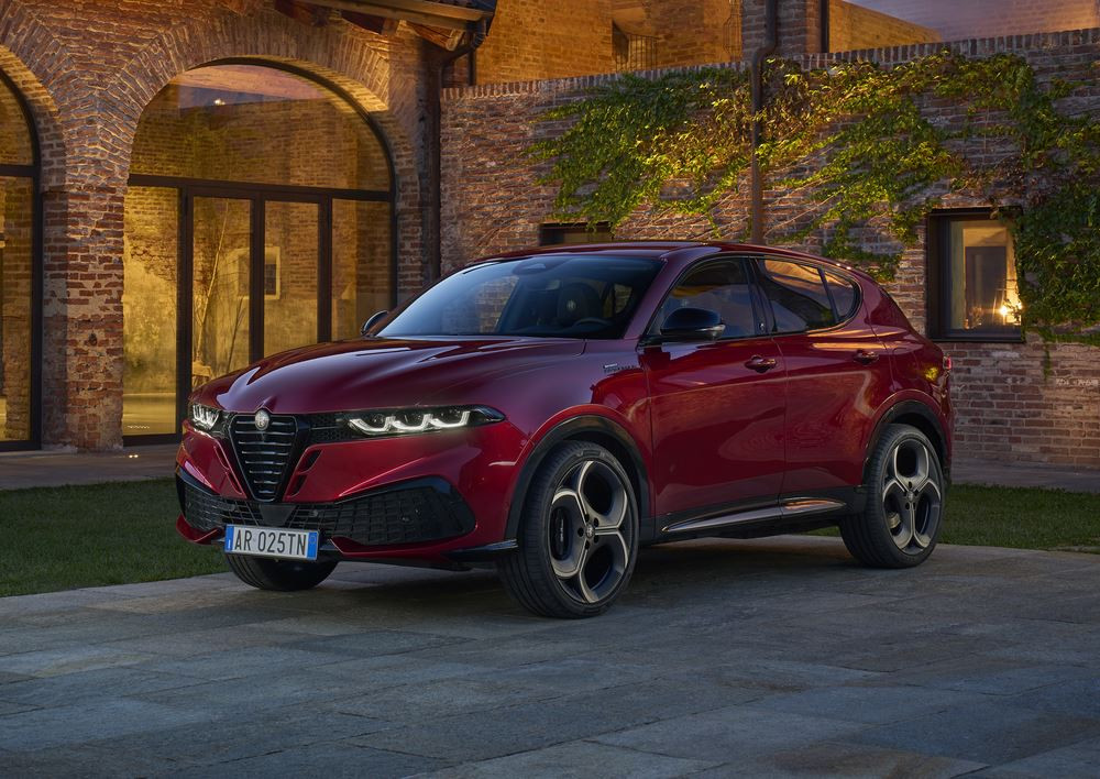 Le SUV compact italien Alfa Romeo Tonale restylé affirme son caractère sportif