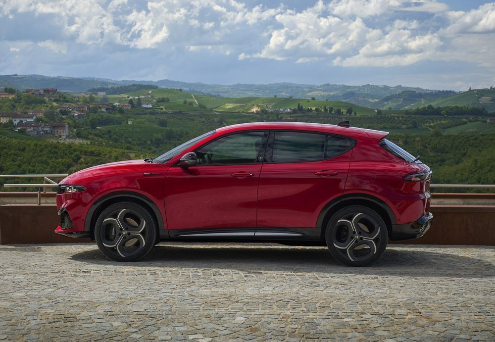 Le SUV compact italien Alfa Romeo Tonale restylé affirme son caractère sportif