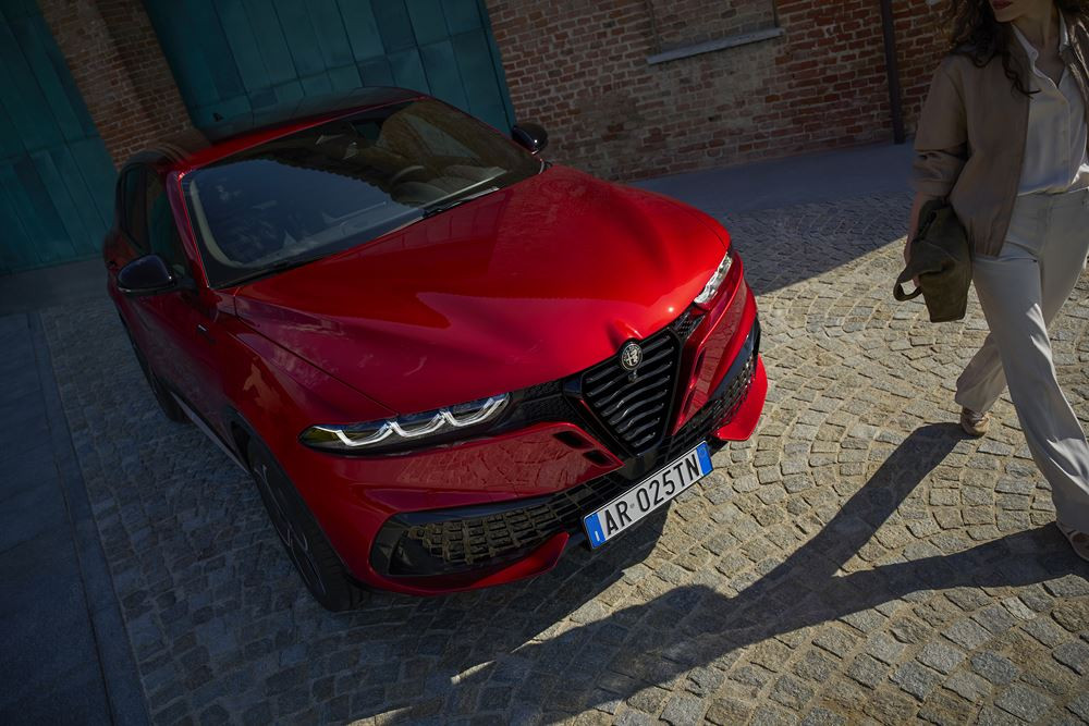 Le SUV compact italien Alfa Romeo Tonale restylé affirme son caractère sportif