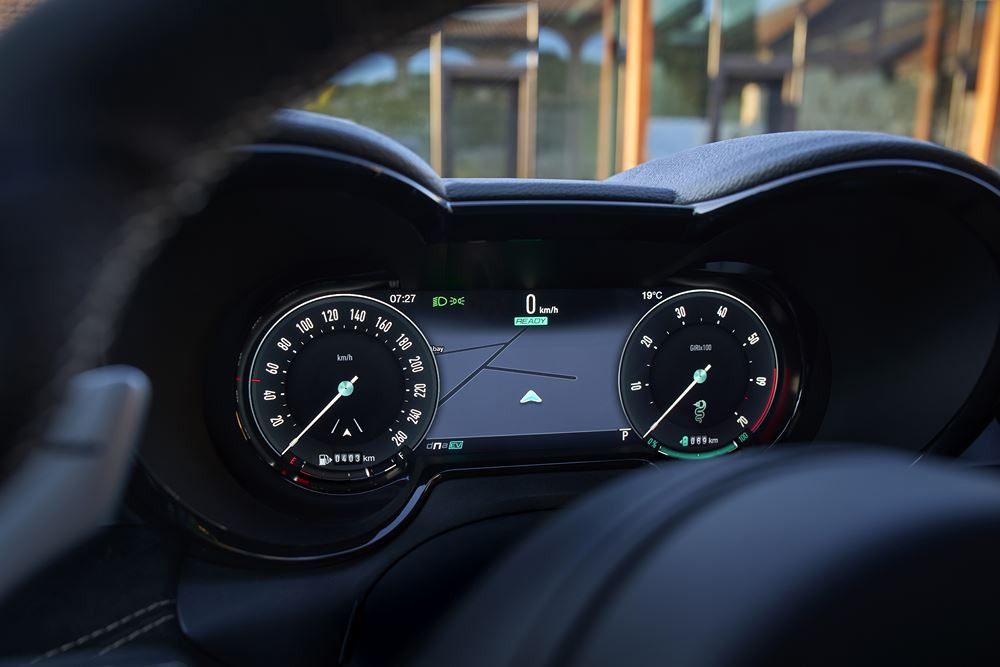Le SUV compact italien Alfa Romeo Tonale restylé affirme son caractère sportif