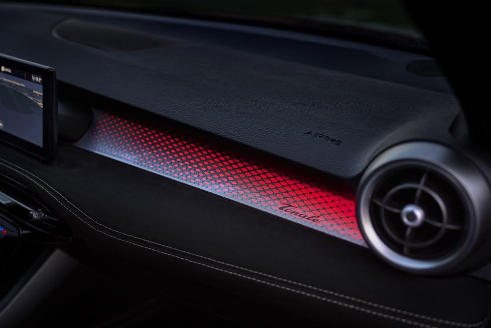 Le SUV compact italien Alfa Romeo Tonale restylé affirme son caractère sportif