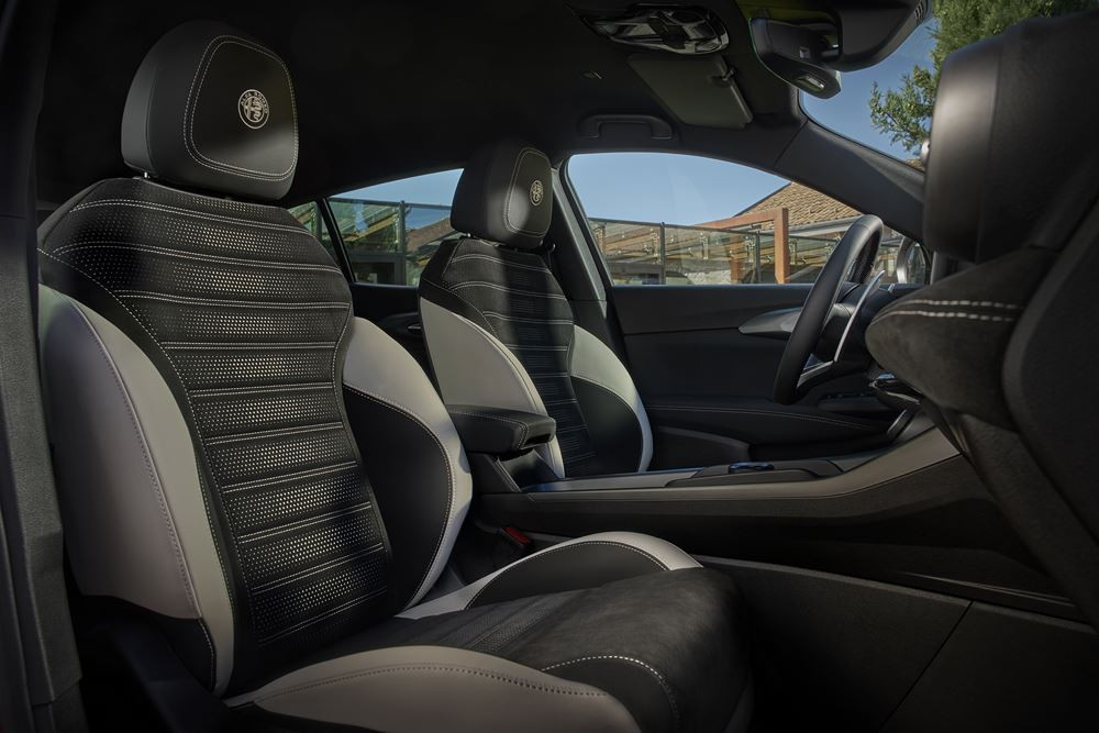 Le SUV compact italien Alfa Romeo Tonale restylé affirme son caractère sportif