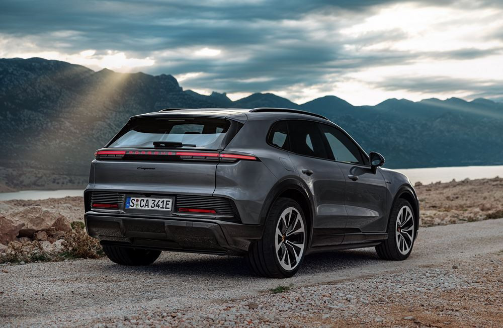 Le grand SUV électrique Porsche Cayenne Electric affiche des performances dignes d'une supercar