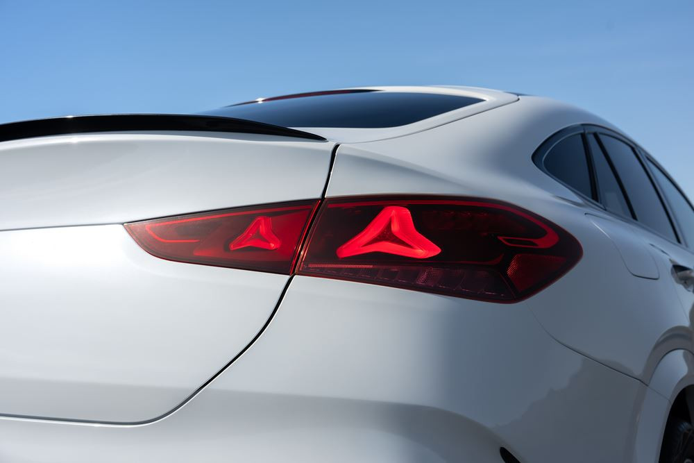 Le Mercedes-Benz GLE Coupé affiche une ligne dynamique avec des vitres latérales allongées