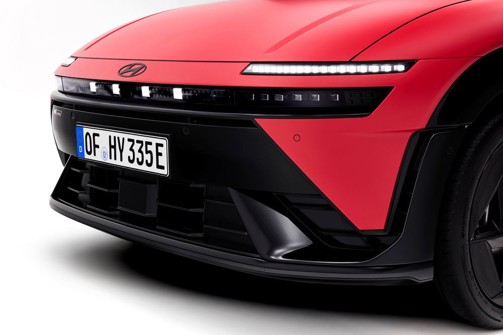 La petite berline polyvalente électrique Hyundai Ioniq 3 adopte une silhouette aérodynamique