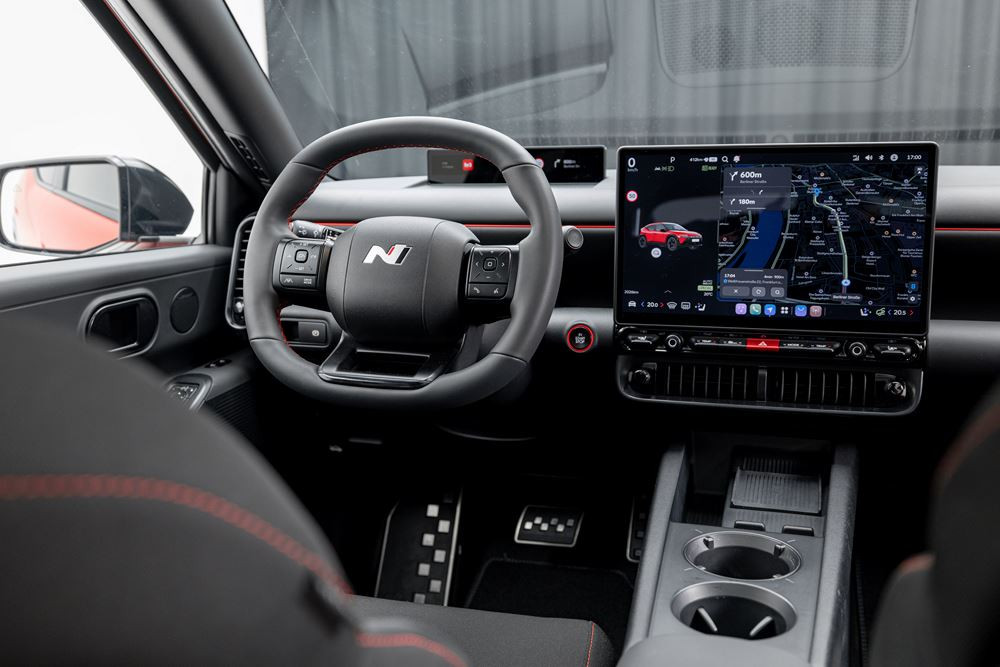 La petite berline polyvalente électrique Hyundai Ioniq 3 adopte une silhouette aérodynamique