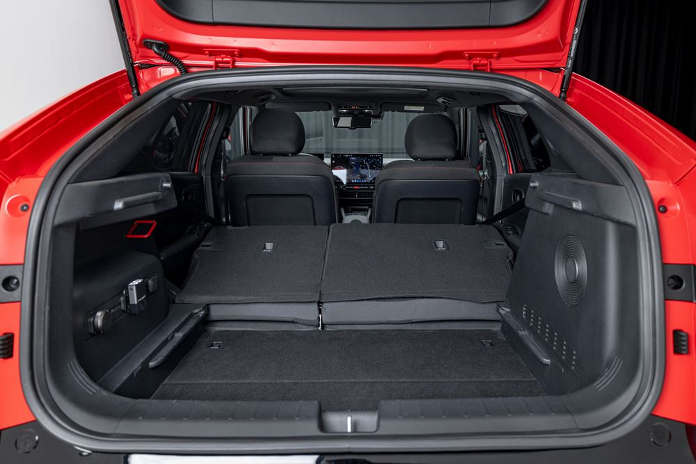 La petite berline polyvalente électrique Hyundai Ioniq 3 adopte une silhouette aérodynamique