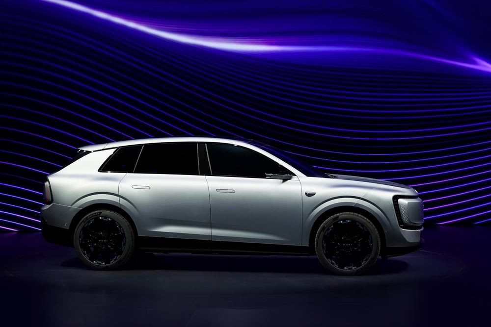 L'AUDI E7X électrique affiche une silhouette imposante de grand SUV