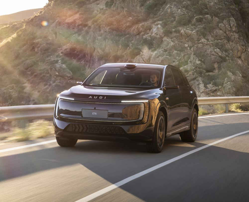 L'AUDI E7X électrique affiche une silhouette imposante de grand SUV