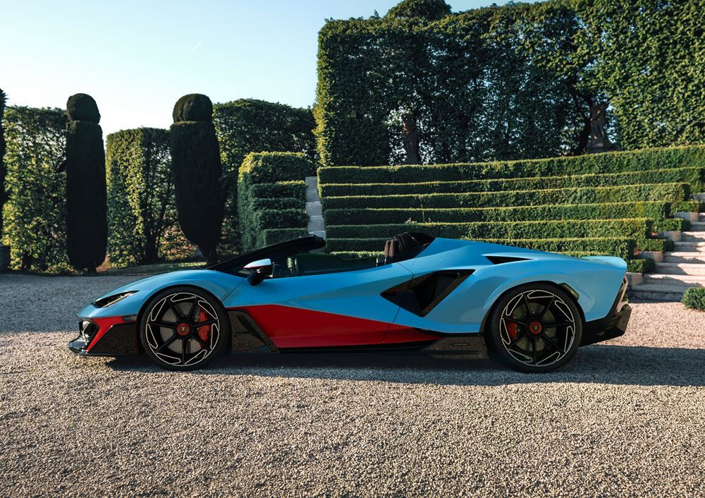 La Lamborghini Fenomeno Roadster embarque un bloc V12 hybride développant 1080 ch