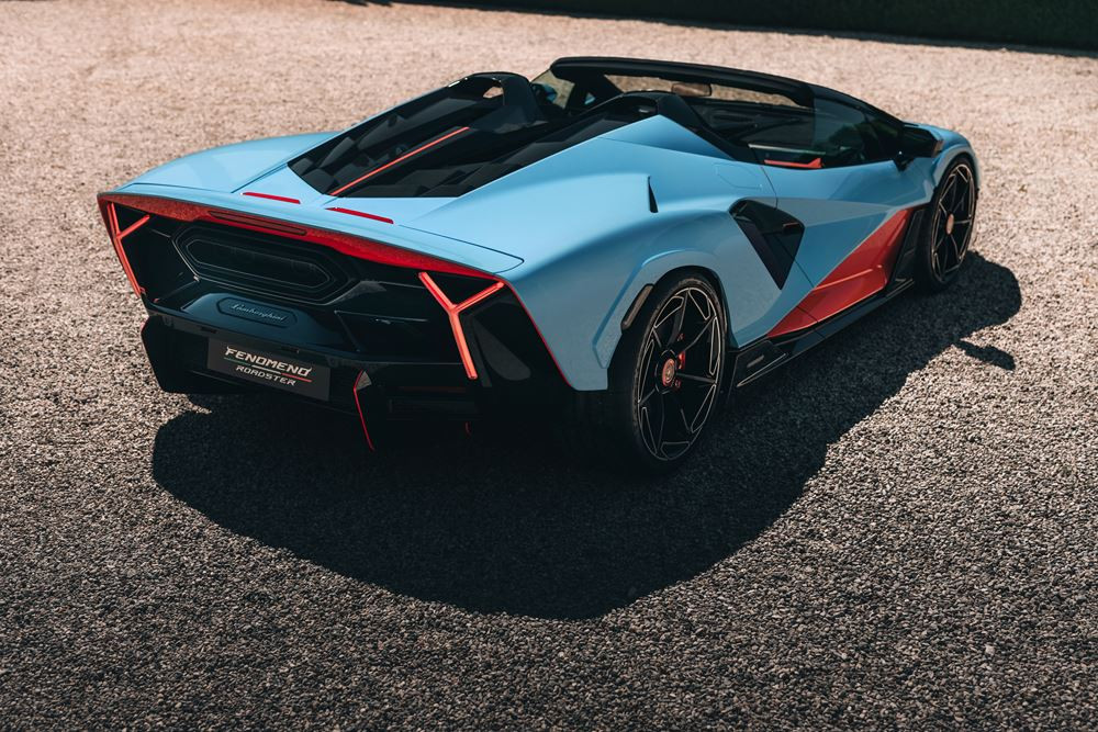 La Lamborghini Fenomeno Roadster embarque un bloc V12 hybride développant 1080 ch