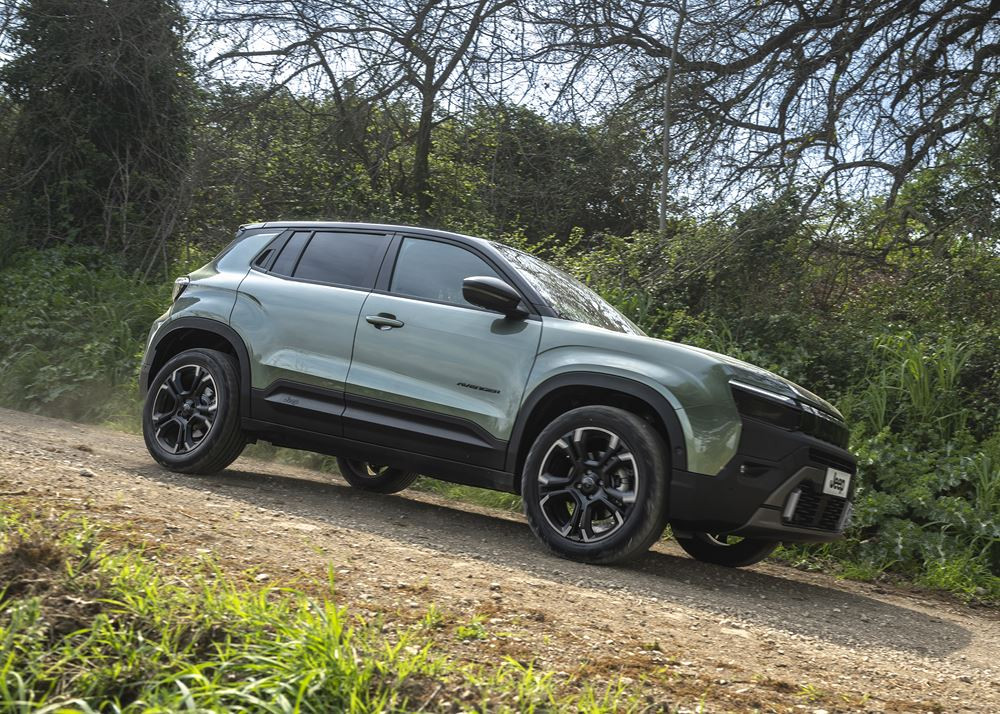 La Jeep Avenger revisitée s'offre une calandre à sept fentes renforcée par un rétroéclairage à LED