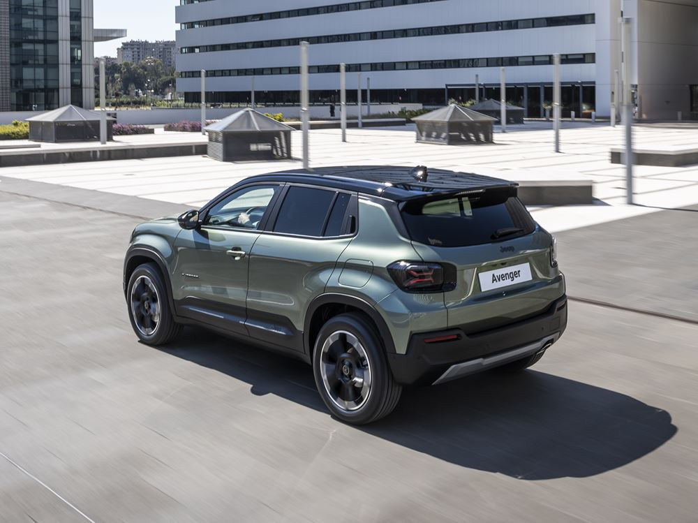 La Jeep Avenger revisitée s'offre une calandre à sept fentes renforcée par un rétroéclairage à LED