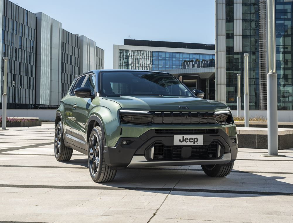 La Jeep Avenger revisitée s'offre une calandre à sept fentes renforcée par un rétroéclairage à LED