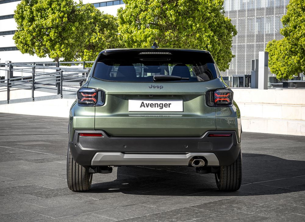 La Jeep Avenger revisitée s'offre une calandre à sept fentes renforcée par un rétroéclairage à LED