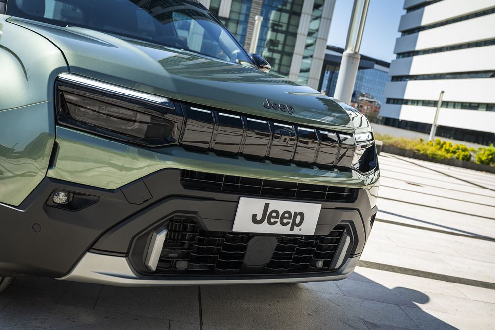 La Jeep Avenger revisitée s'offre une calandre à sept fentes renforcée par un rétroéclairage à LED
