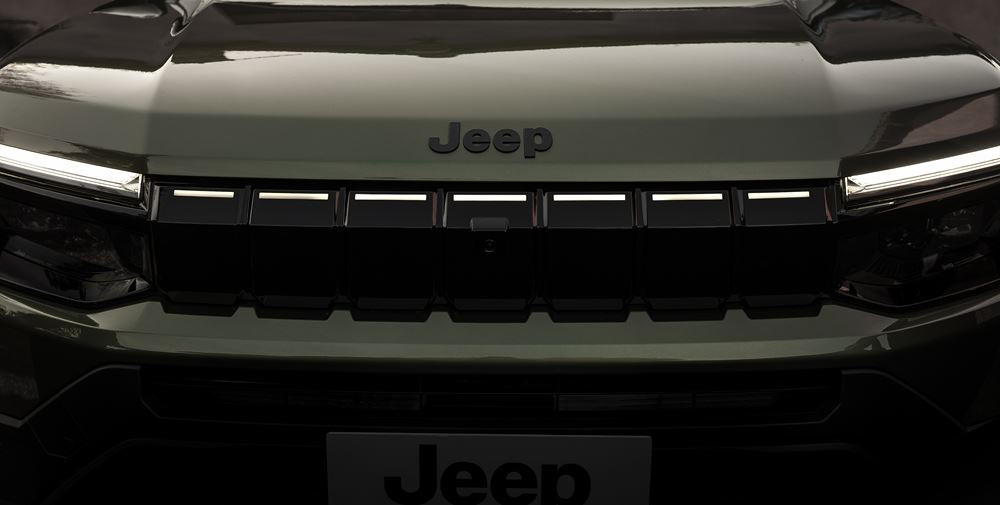 La Jeep Avenger revisitée s'offre une calandre à sept fentes renforcée par un rétroéclairage à LED