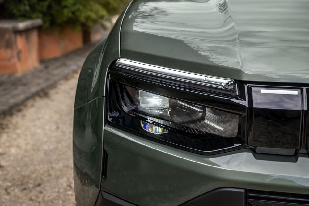 La Jeep Avenger revisitée s'offre une calandre à sept fentes renforcée par un rétroéclairage à LED