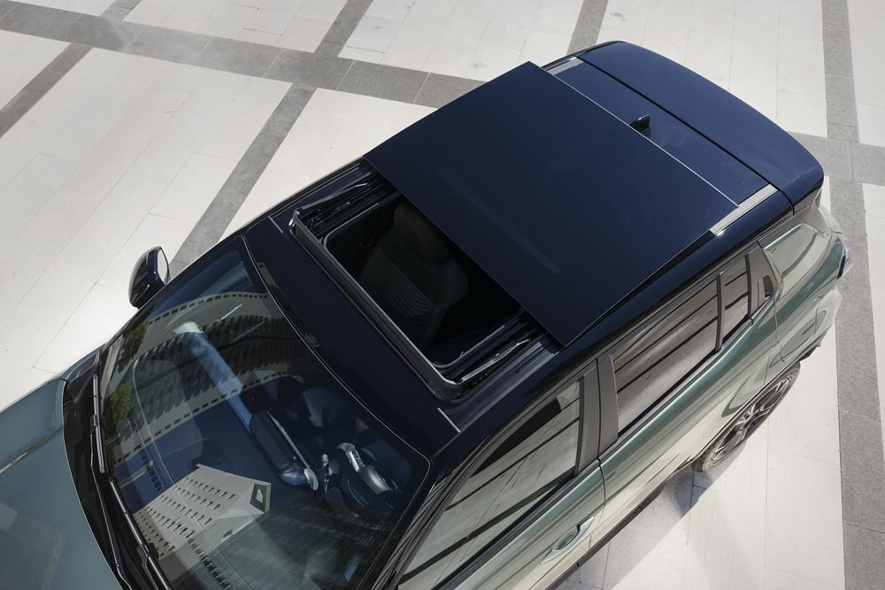 La Jeep Avenger revisitée s'offre une calandre à sept fentes renforcée par un rétroéclairage à LED