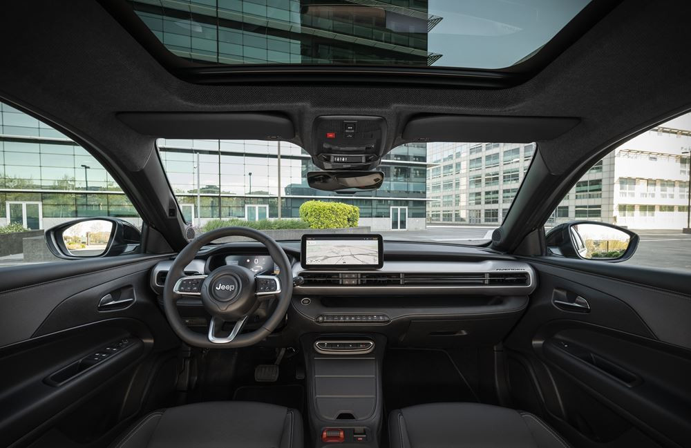 La Jeep Avenger revisitée s'offre une calandre à sept fentes renforcée par un rétroéclairage à LED