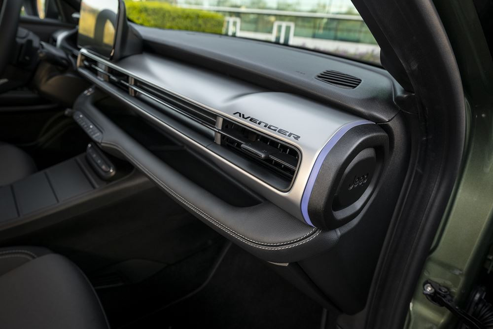 La Jeep Avenger revisitée s'offre une calandre à sept fentes renforcée par un rétroéclairage à LED