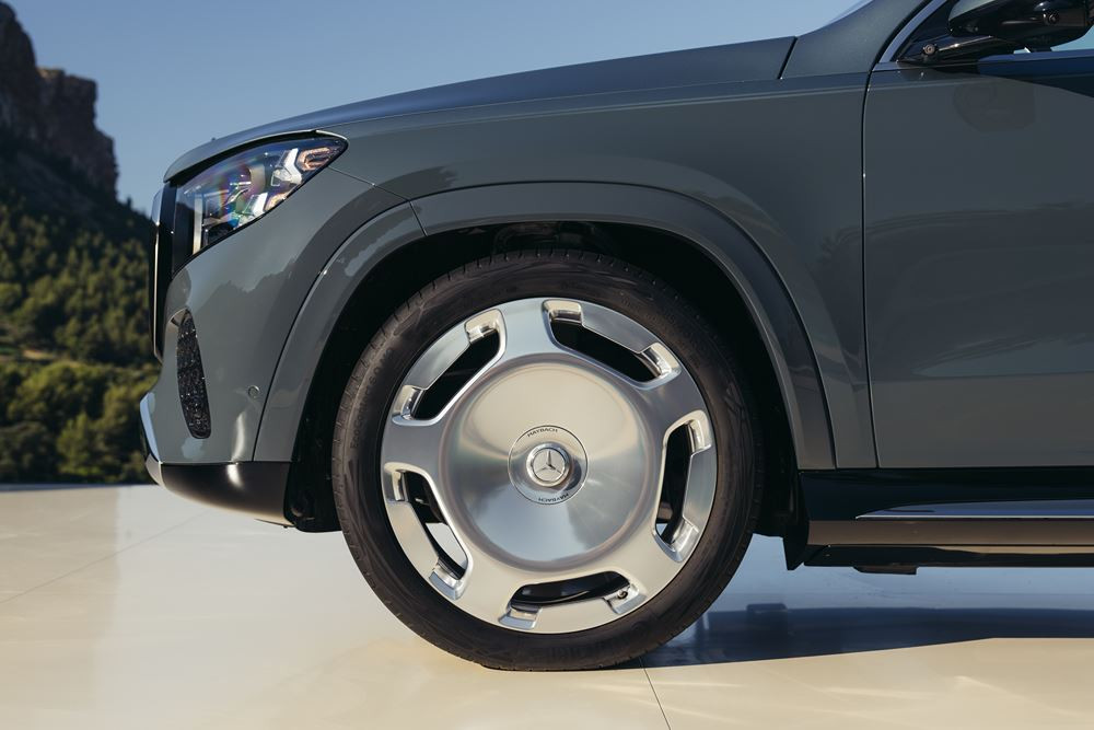 Le SUV de luxe Mercedes-Maybach GLS restylé affiche une apparence distinctive