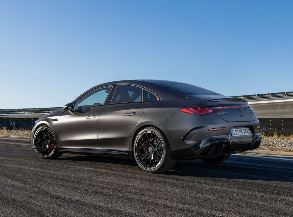 La Mercedes-AMG CLA 45 4Matic plus dotée de trois moteurs électriques à flux axial délivre une puissance de 680 ch