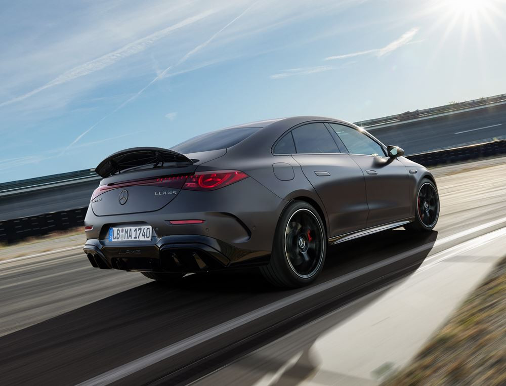La Mercedes-AMG CLA 45 4Matic plus dotée de trois moteurs électriques à flux axial délivre une puissance de 680 ch