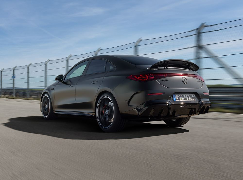 La Mercedes-AMG CLA 45 4Matic plus dotée de trois moteurs électriques à flux axial délivre une puissance de 680 ch