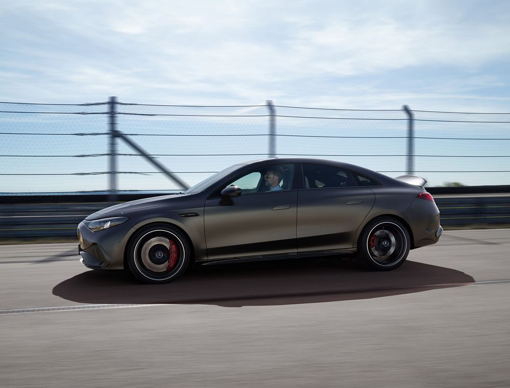 La Mercedes-AMG CLA 45 4Matic plus dotée de trois moteurs électriques à flux axial délivre une puissance de 680 ch