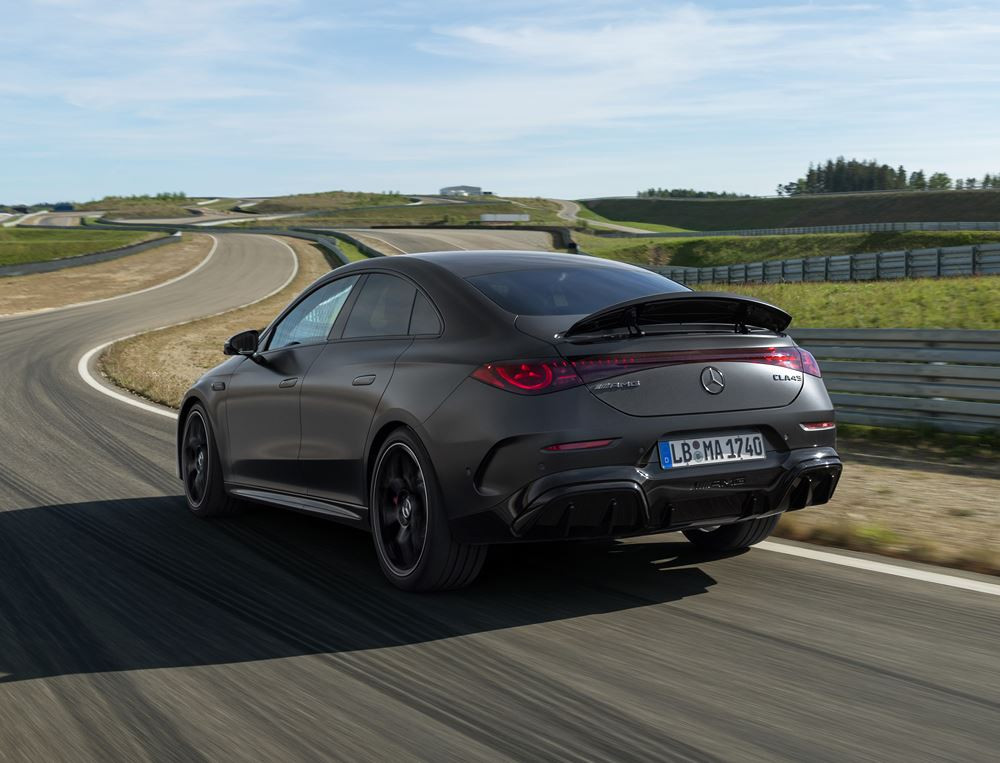 La Mercedes-AMG CLA 45 4Matic plus dotée de trois moteurs électriques à flux axial délivre une puissance de 680 ch