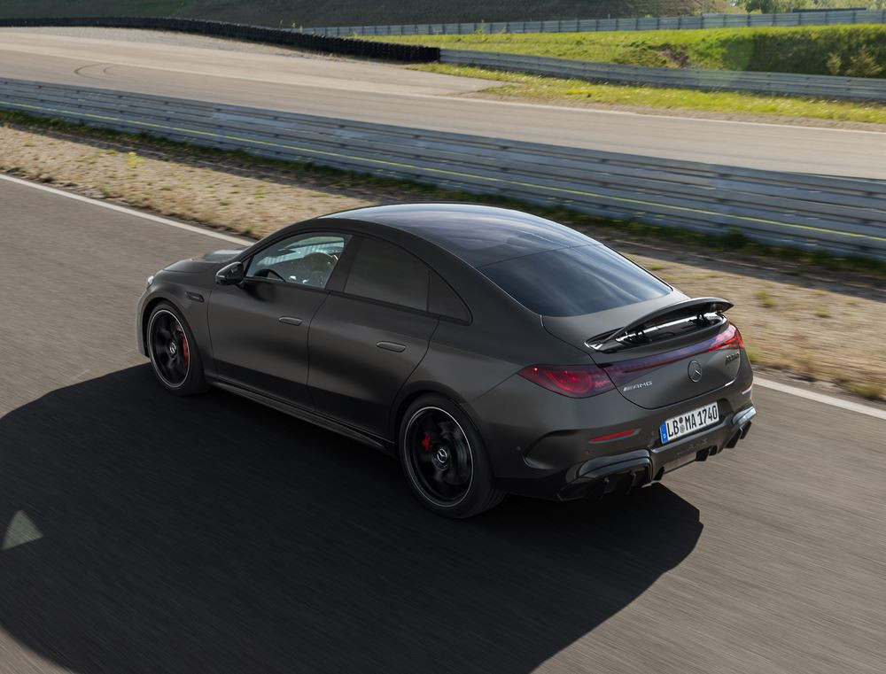 La Mercedes-AMG CLA 45 4Matic plus dotée de trois moteurs électriques à flux axial délivre une puissance de 680 ch