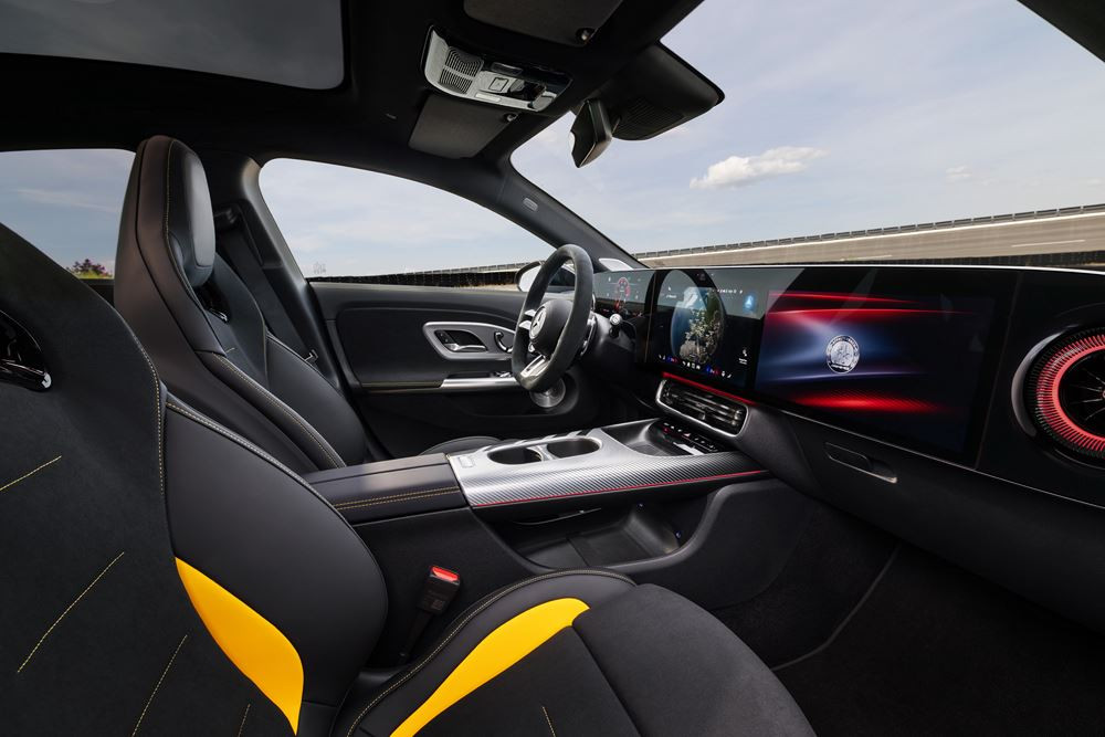 La Mercedes-AMG CLA 45 4Matic plus dotée de trois moteurs électriques à flux axial délivre une puissance de 680 ch