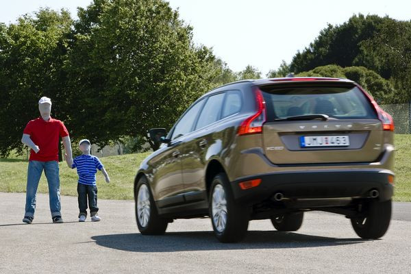 Volvo teste la sécurité de ses voitures avec un nouveau mannequin piéton