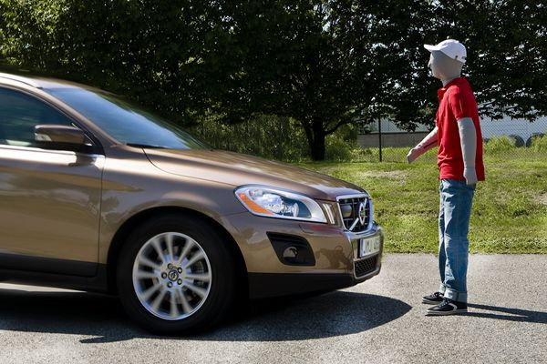 Volvo teste la sécurité de ses voitures avec un nouveau mannequin piéton