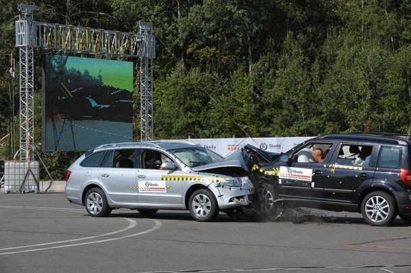 Skoda réalise un crash test frontal à une vitesse de 90 km/h