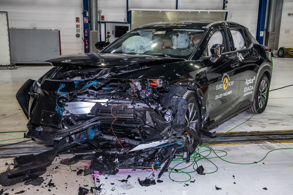 Le grand SUV électrique Lexus RZ obtient cinq étoiles aux crash-tests Euro NCAP 2023