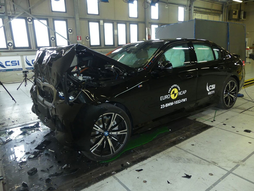La grande routière électrique BMW i5 obtient cinq étoiles aux crash-tests Euro NCAP 2023