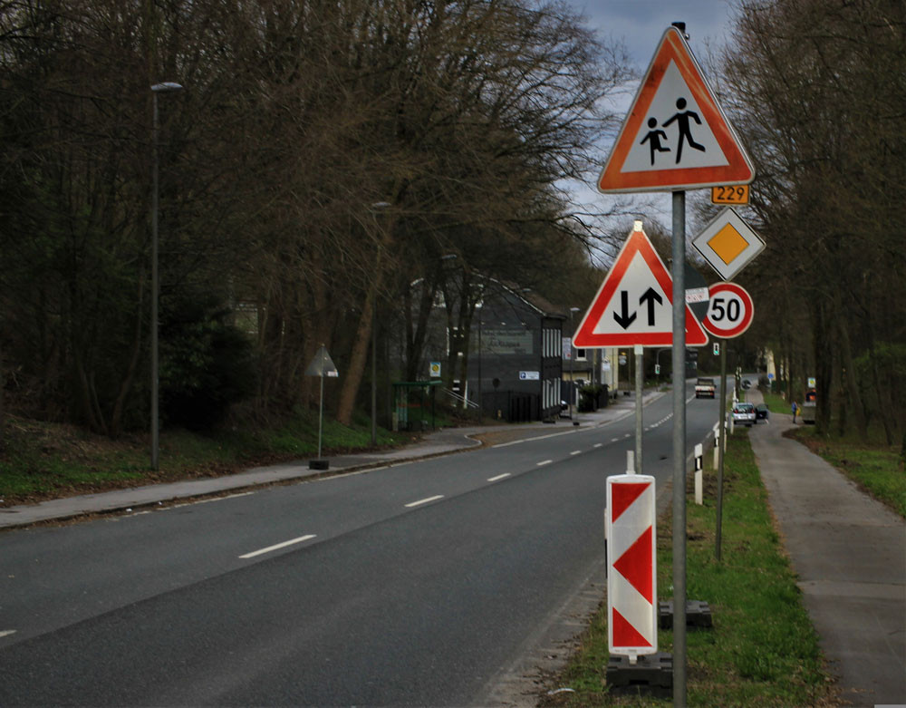 L'alerte de survitesse avec reconnaissance des panneaux de signalisation vérifie le respect de la limitation de vitesse