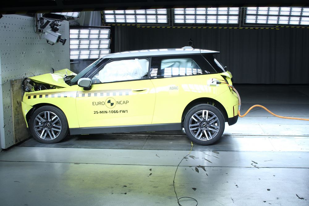 La Mini Cooper électrique obtient cinq étoiles aux crash-tests Euro NCAP 2025