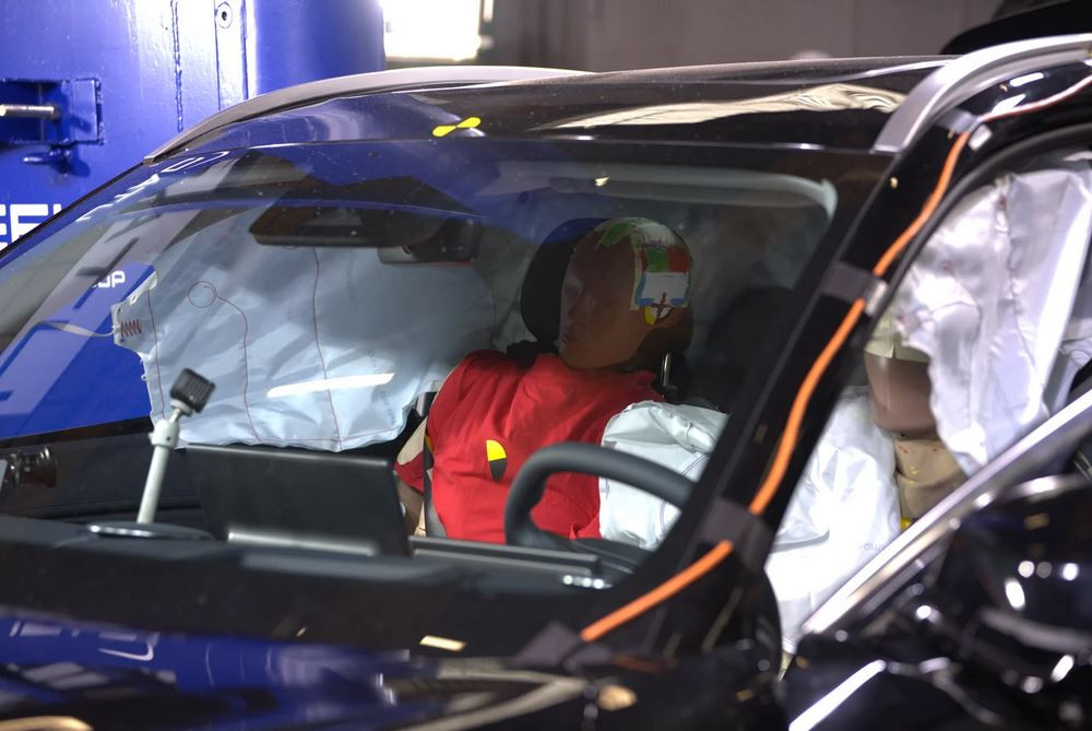 Le Geely Starray EM-i réalise un essai de collision latérale au-delà des exigences réglementaires en Europe