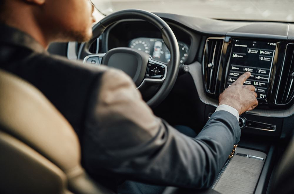 Le multitâche des écrans centraux en voiture met la sécurité à l'épreuve