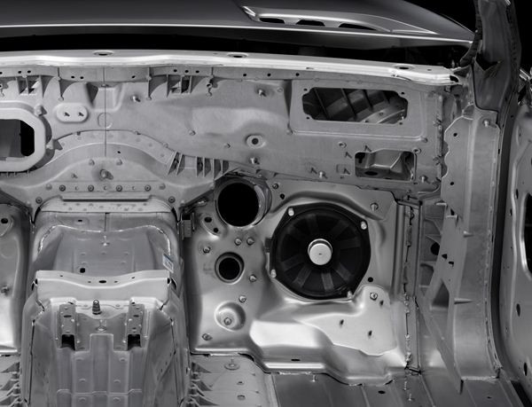 La structure en aluminium du roadster Mercedes SL utilisée en caisse de résonance
