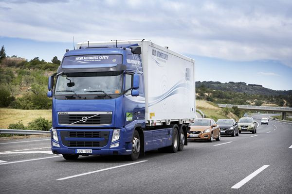 Un convoi de véhicules circulant automatiquement en file indienne sur autoroute