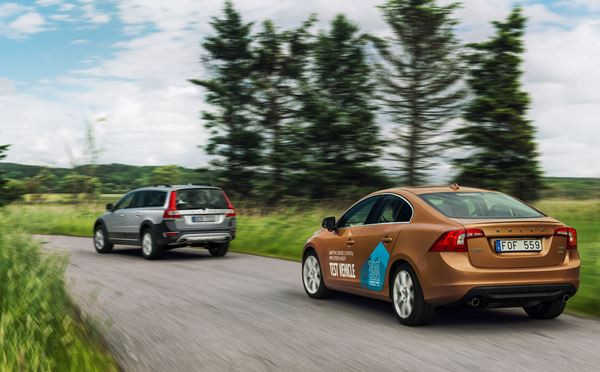Le régulateur de vitesse adaptatif avec assistant directionnel Volvo contrôle la trajectoire