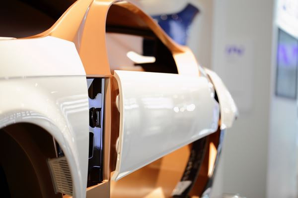 Des composites intégrés aux pièces automobiles pour alléger les voitures