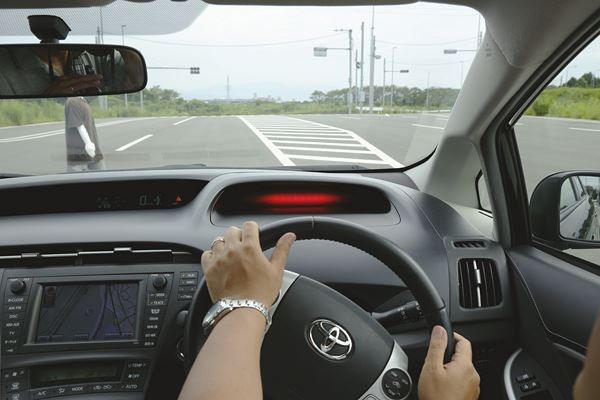 Le futur système Toyota de précollision PCS avec assistance directionnelle évite les piétons